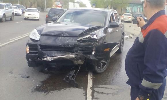 В Барнауле водитель и пассажиры Porsche скрутили номера после ДТП и сбежали (фото)