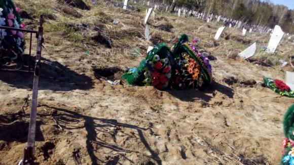 На Черницком кладбище подтопленные весной могилы стали проваливаться (фото)