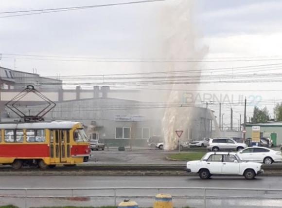 На улице Малахова забил коммунальный фонтан (фото и видео)