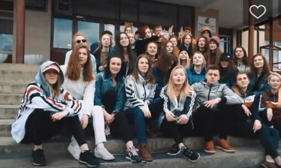 Барнаульские школьники готовят шоу и записывают клипы к последнему звонку (видео)