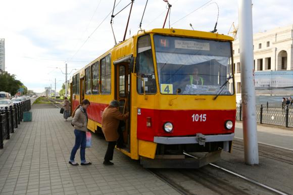 Барнаульцы вынуждены ездить под зонтами в вагонах трамваев