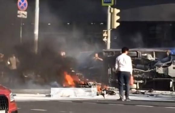 В Москве мотоциклист сгорел после ДТП (видео)