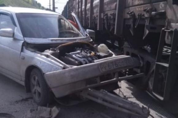 В Алтайском крае женщина за рулем ВАЗа врезалась в поезд и сбежала