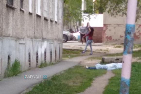 В Барнауле женщина выпала из окна девятого этажа (фото)