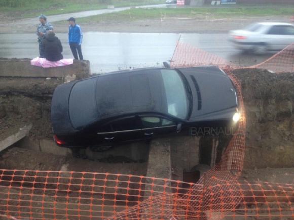 На Власихинской Mercedes слетел в яму, выкопанную коммунальщиками (фото и видео)