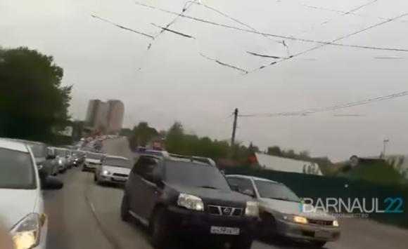В Барнауле нарушители едут по трамвайным путям - тогда как другие стоят в пробке (видео)