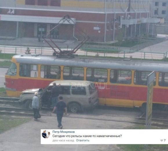 Внедорожник застрял на рельсах после столкновения с трамваем на Власихинской (фото)