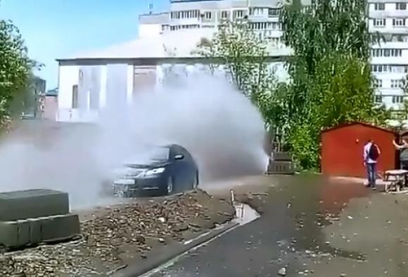 Коммунальный фонтан в Бийске серьезно побил припаркованную Camry (видео)