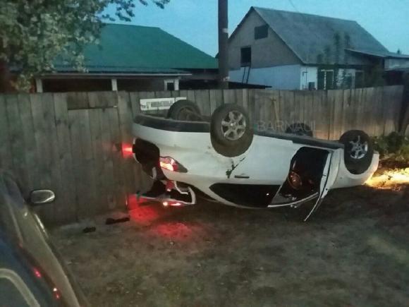В Новосиликатном водитель перевернул автомобиль и сбежал (фото)