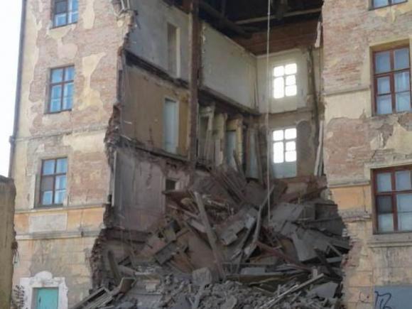 В Рубцовске обрушилась стена многоэтажного здания (фото)