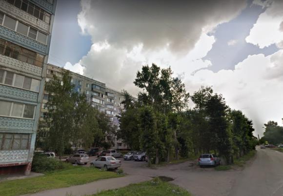 Во дворе многоэтажки в Барнауле ребенок провалился в яму - очевидцы