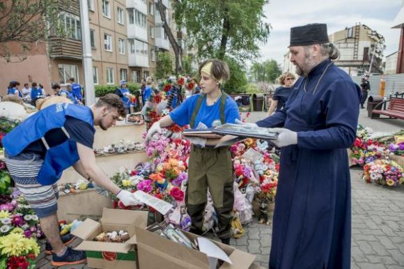 В городе Кемерово начали разбирать стихийный мемориал у 