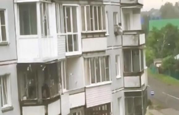 В Белокурихе пьяный мужчина остался жив после падения с 5 этажа (видео)