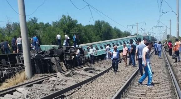 В Казахстане пассажирский поезд сошел с рельсов