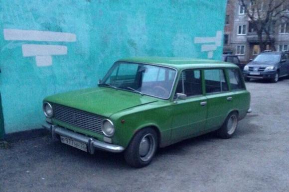 В Барнауле угнали зеленый ВАЗ-2102