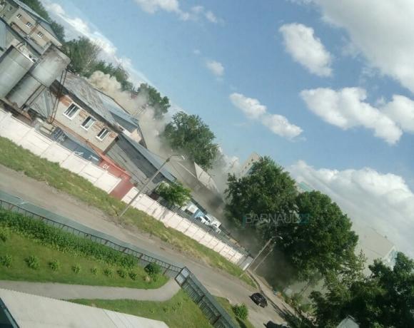 На хлебозаводе Барнаула случился пожар (фото и видео)