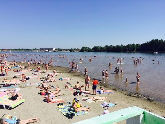 В Барнауле открылся для посетителей городской пляж