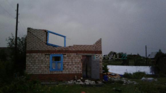 Ураган в Барнауле срывал крыши и рушил стены домов (фото)