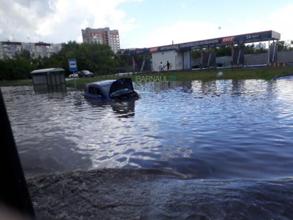Автомобили тонули в глубоких лужах после дождя в Барнауле (фото и видео)