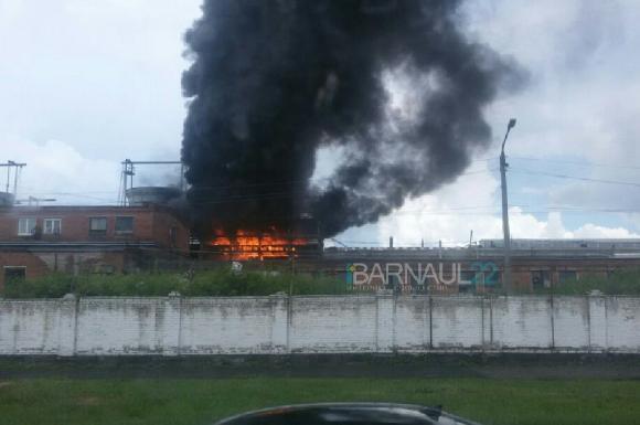 На территории Шинного завода загорелась градирня (фото и видео)