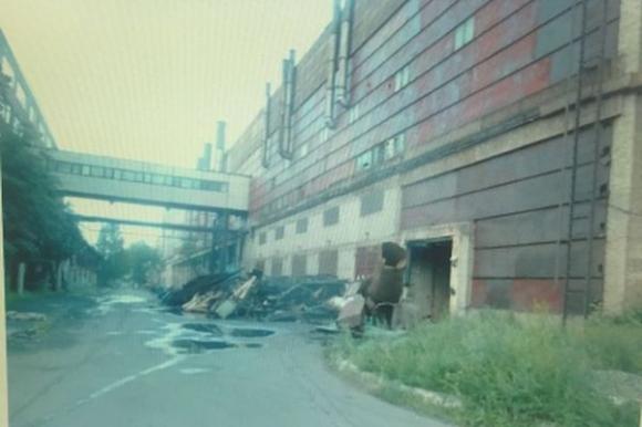 В Барнауле трое мужчин сорвались с крыши во время дождя и погибли