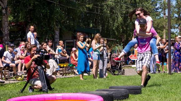 В барнаульском парке прошел чемпионат по переносу жен (фото)