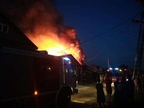 Частный дом сгорел минувшим вечером на ул. Червонной (фото и видео)