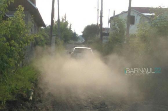 В микрорайоне Барнаула рабочие испортили дорогу, сделанную жителями (фото)