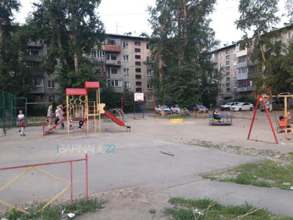 В Барнауле игровая площадка стала опасной спустя год после установки (фото)