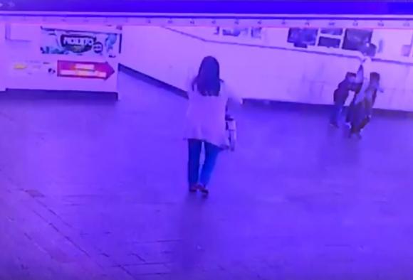 Женщина похитила барсетку, забытую пассажирами на автовокзале (видео)