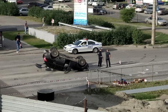 Автомобиль перевернулся после ДТП на ул. Балтийской (фото)