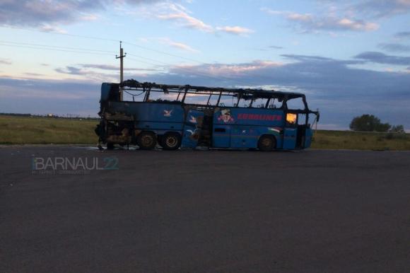 Ночью на алтайской трассе сгорел рейсовый автобус