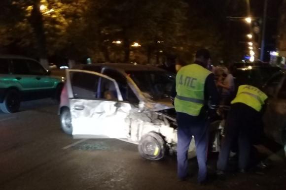 Пьяный лихач снес припаркованные машины на пр. Ленина (фото и видео)