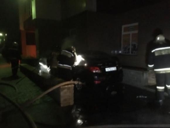Ночью в Барнауле сожгли автомобиль (видео)