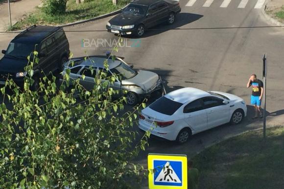 В Барнауле пассажиры автобуса поставили на колеса перевернувшийся автомобиль