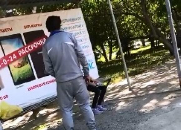 Очевидец: мужчина онанировал перед ребенком на остановке в Барнауле (видео)