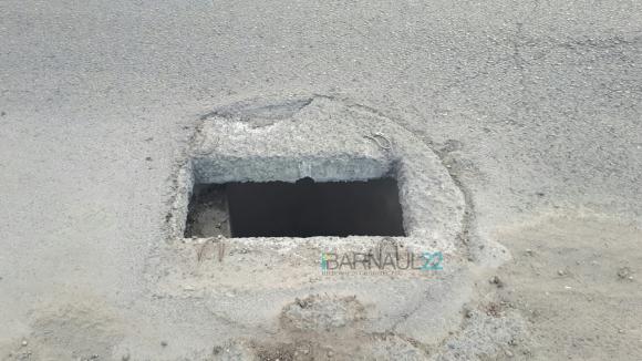 Автомобилист предупреждает об опасной яме у малаховского кольца