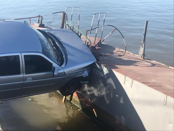 В Камне-на-Оби автомобиль вылетел на набережную и едва не упал в реку (фото и видео)