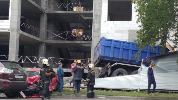 В центре Барнаула грузовик смял легковушки и врезался в дом (фото)