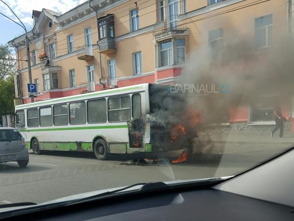 Автобус №10 загорелся на Новом рынке (фото и видео)