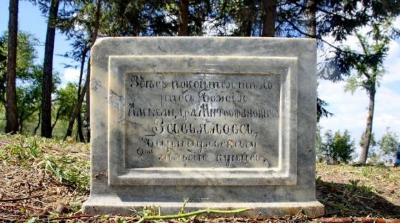 Еще одно старое надгробие случайно откопали в Барнауле (фото)