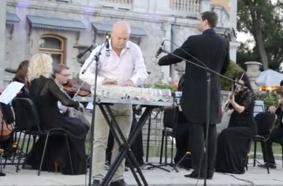Музыкант из Барнаула первый в мире исполнил уникальный концерт