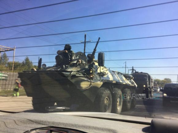 Кадр из жизни: военная техника прокатилась по Барнаулу