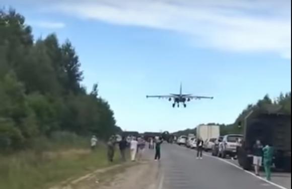Очевидцы сняли посадку истребителей на трассу под Хабаровском (видео)