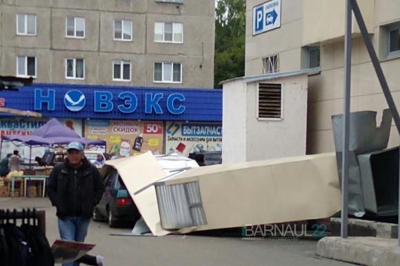 В Барнауле с торгового центра рухнула вентиляция (фото)