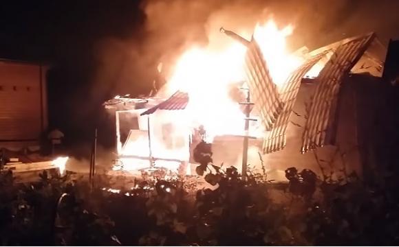 Очевидцы рассказали, как водитель и пожарный пытались спасти горящую баню в Фирсово (видео)