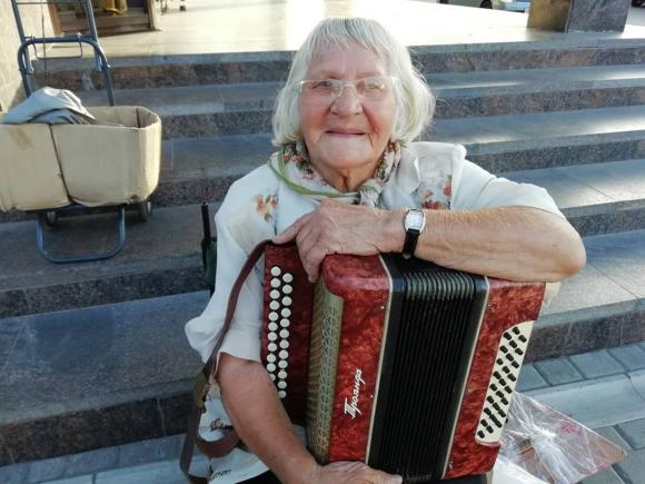 Барнаульцы подарили гармонь, играющей на улице бабушке (фото и видео)