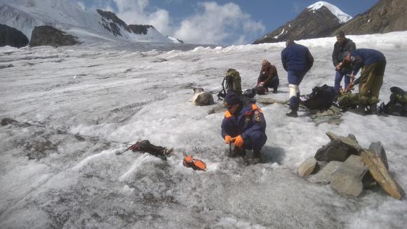 В горах Алтая обнаружено тело замерзшего альпиниста (фото)