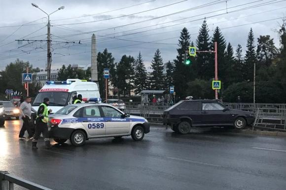 В Барнауле пьяный водитель сбил палатку с женщиной и врезался в забор (фото)