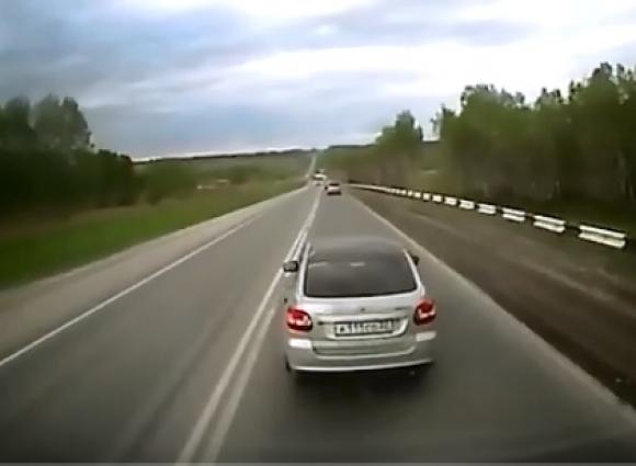 Герой или безумец? Водитель казахстанской фуры учит сибиряков на трассах (видео)